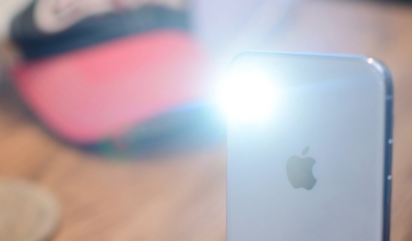 Hướng dẫn cách bật  tắt đèn pin iPhone